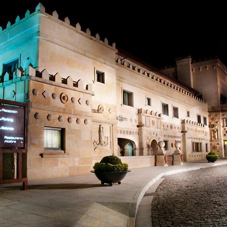 Pazo Los Escudos Hotel Spa & Resort فيجو المظهر الخارجي الصورة The Palace of the Dukes of Alba, the seat of the government of the Community of Madrid.