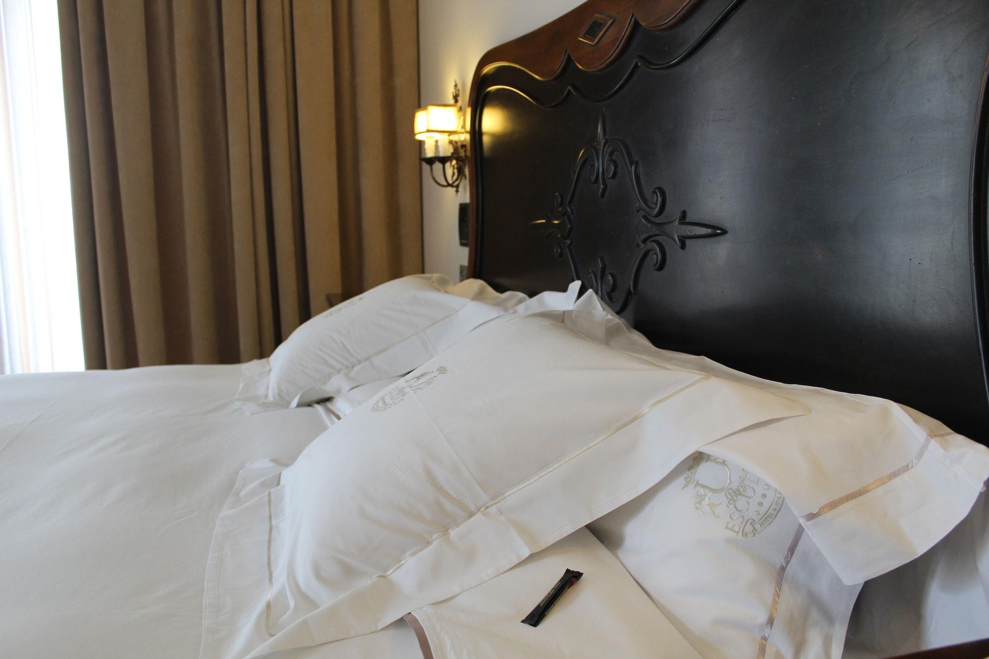 Pazo Los Escudos Hotel Spa & Resort فيجو المظهر الخارجي الصورة A bed with a duvet