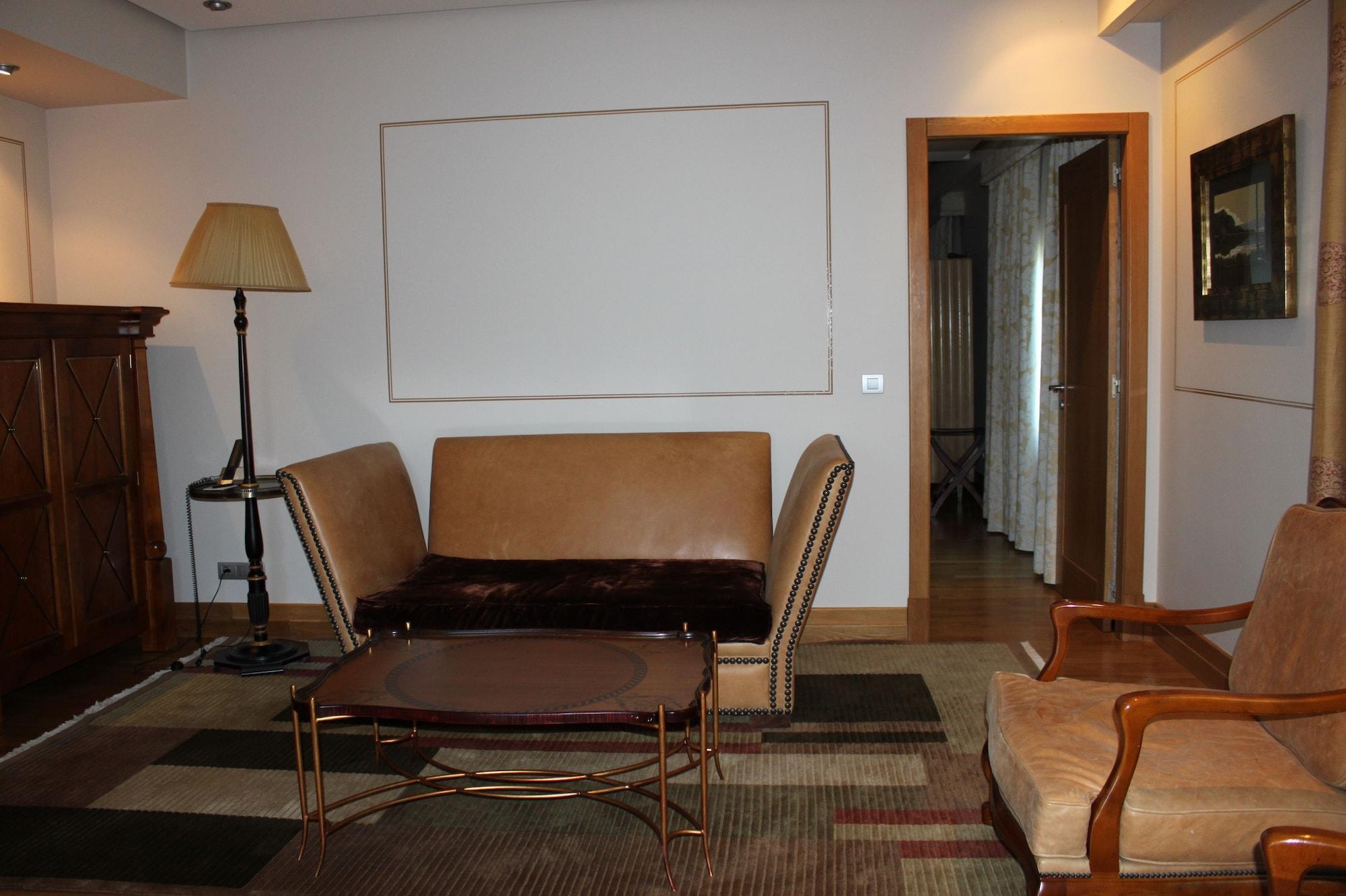Pazo Los Escudos Hotel Spa & Resort فيجو المظهر الخارجي الصورة The interior of the suite