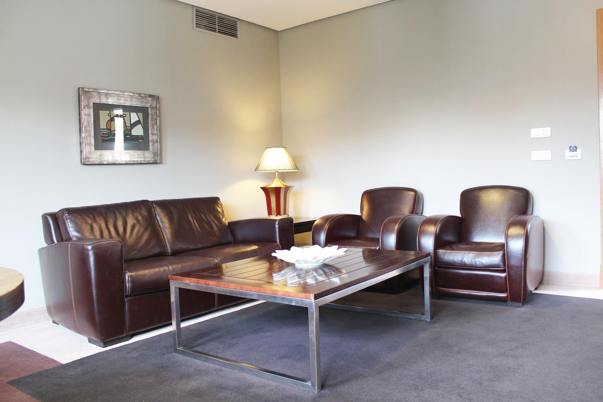 Pazo Los Escudos Hotel Spa & Resort فيجو المظهر الخارجي الصورة A living room with leather furniture