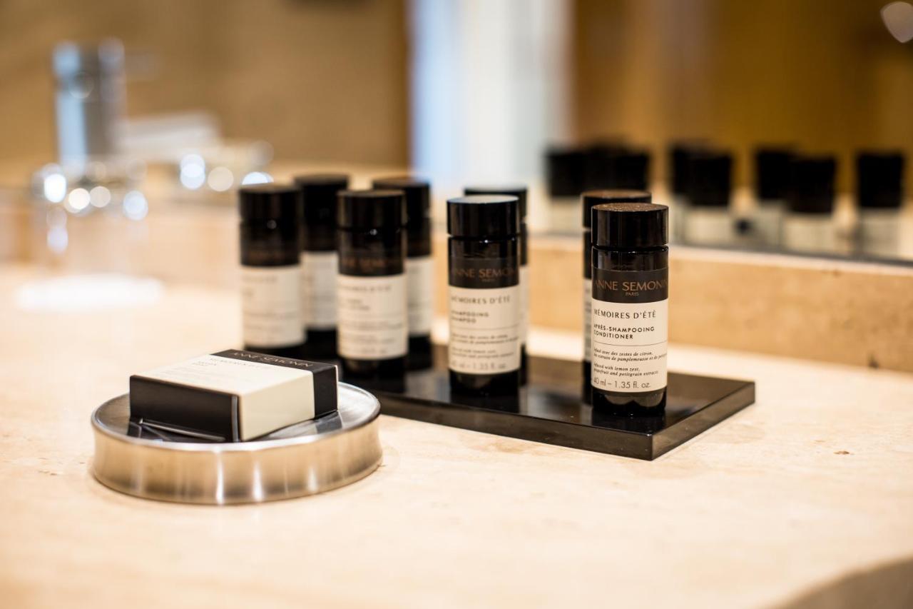 Pazo Los Escudos Hotel Spa & Resort فيجو المظهر الخارجي الصورة A selection of toiletries