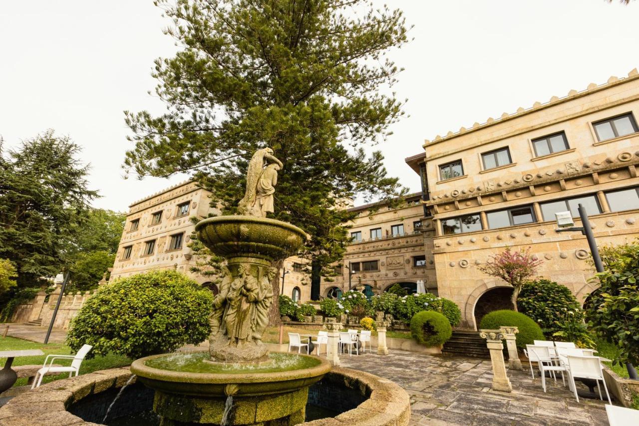 Pazo Los Escudos Hotel Spa & Resort فيجو المظهر الخارجي الصورة Fountain in the courtyard of the hotel