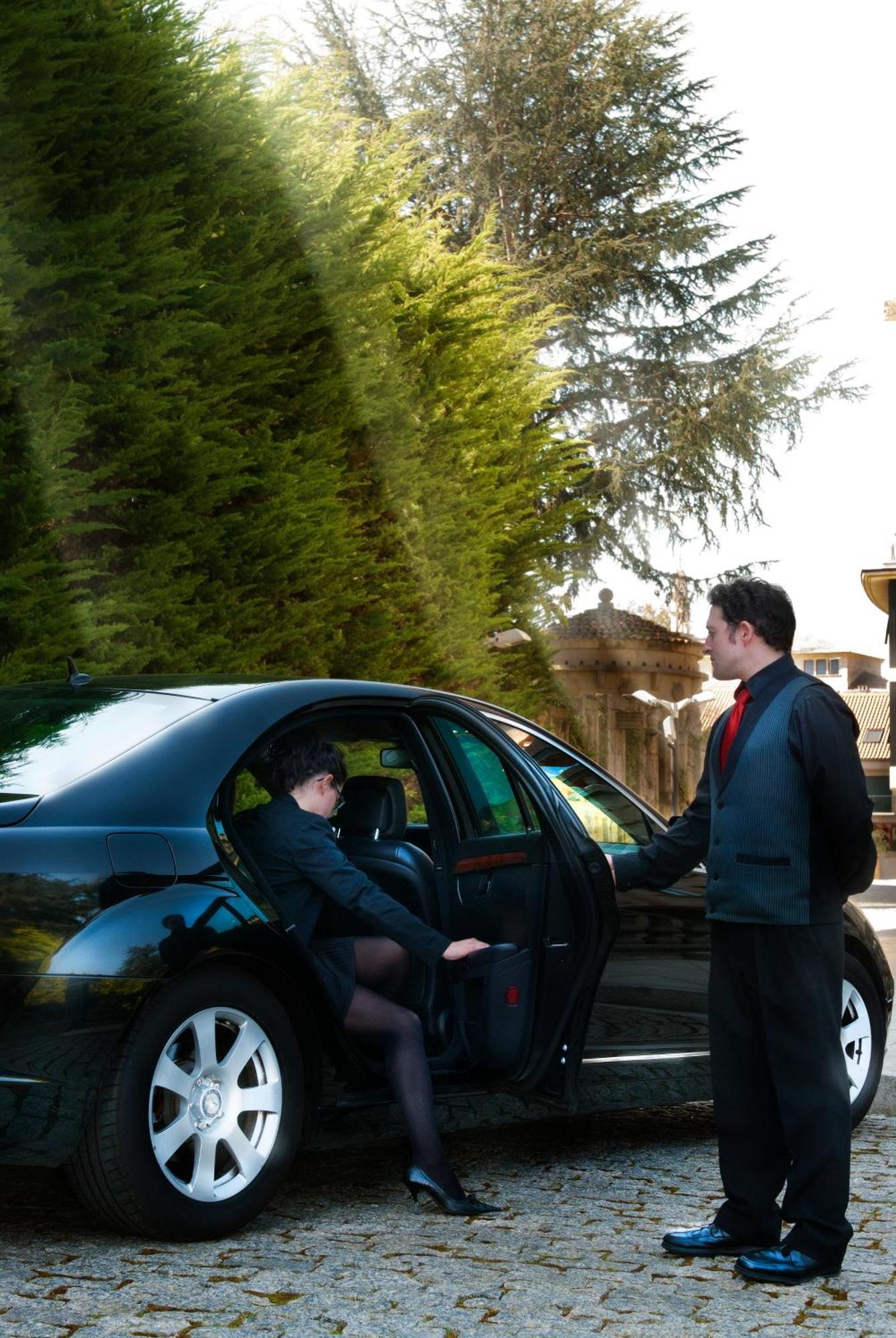 Pazo Los Escudos Hotel Spa & Resort فيجو المظهر الخارجي الصورة A chauffeur opening the car door for a passenger