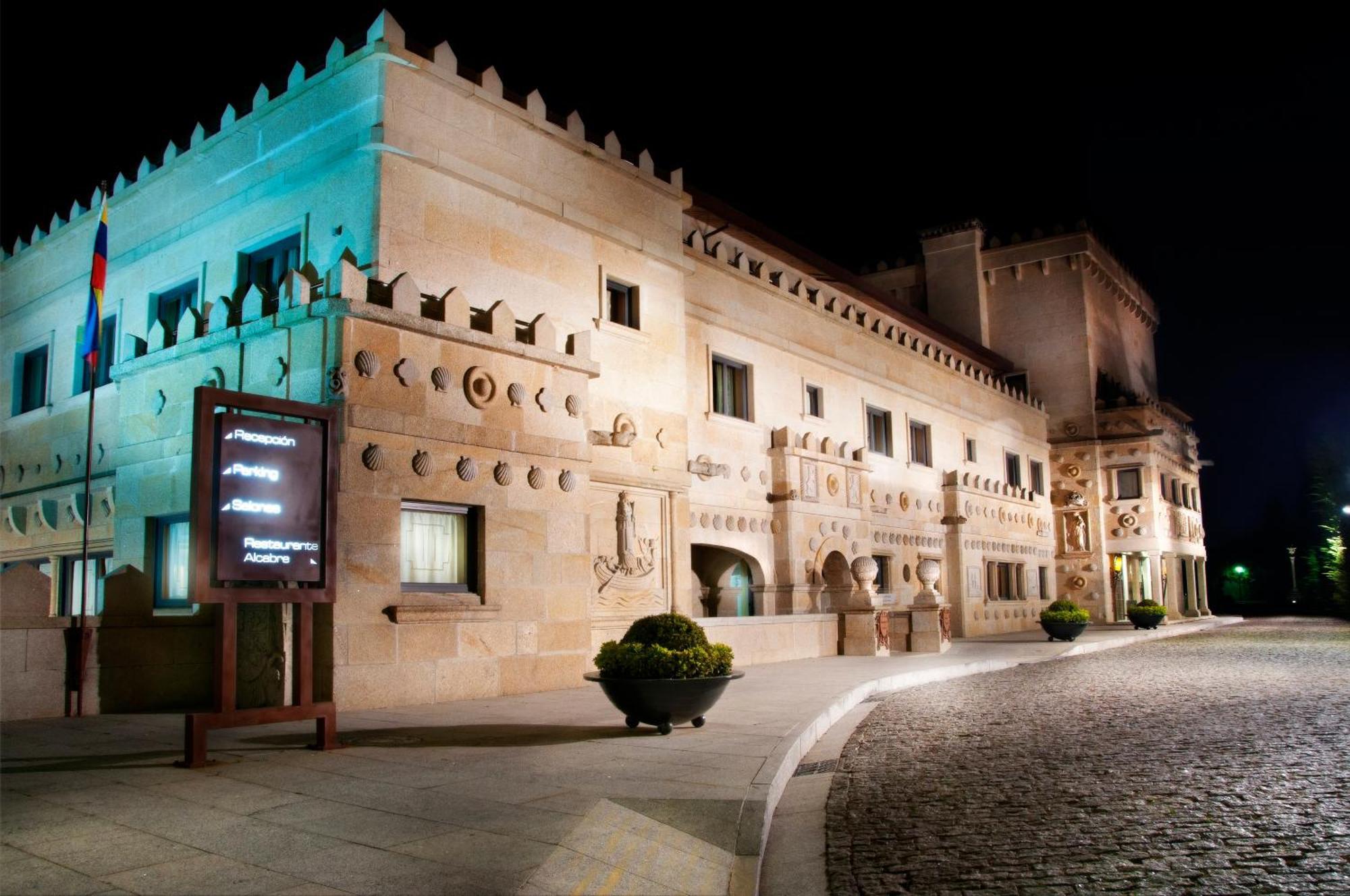Pazo Los Escudos Hotel Spa & Resort فيجو المظهر الخارجي الصورة The Palace of the Dukes of Alba, the seat of the government of the Community of Madrid.